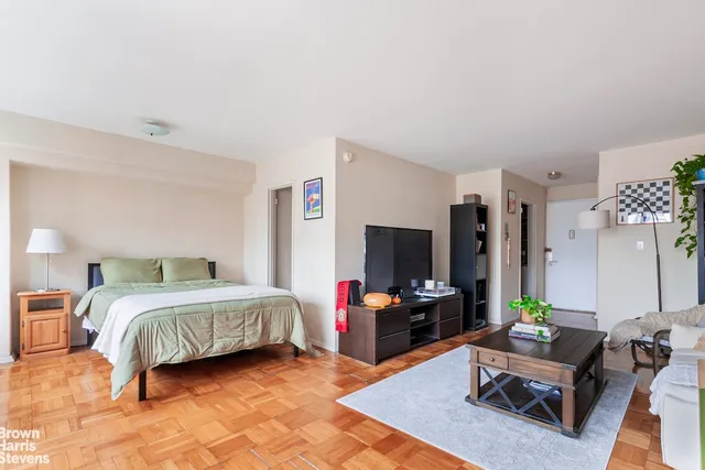 $575,000 | 430 West 34th Street, Unit 15E | Hudson Yards