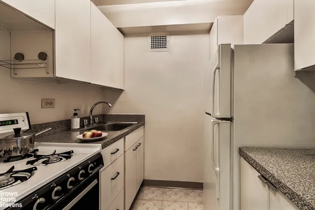 $575,000 | 430 West 34th Street, Unit 15E | Hudson Yards