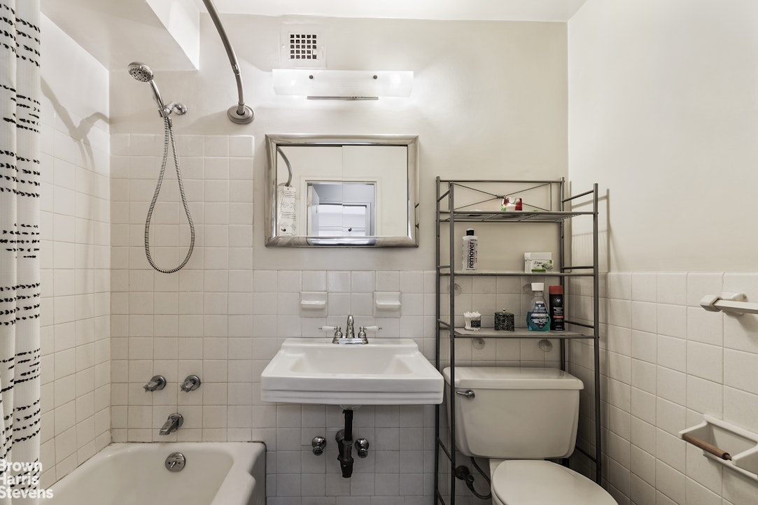 430 West 34th Street, Unit 15E Manhattan, NY 10001 - Photo 6 of 14