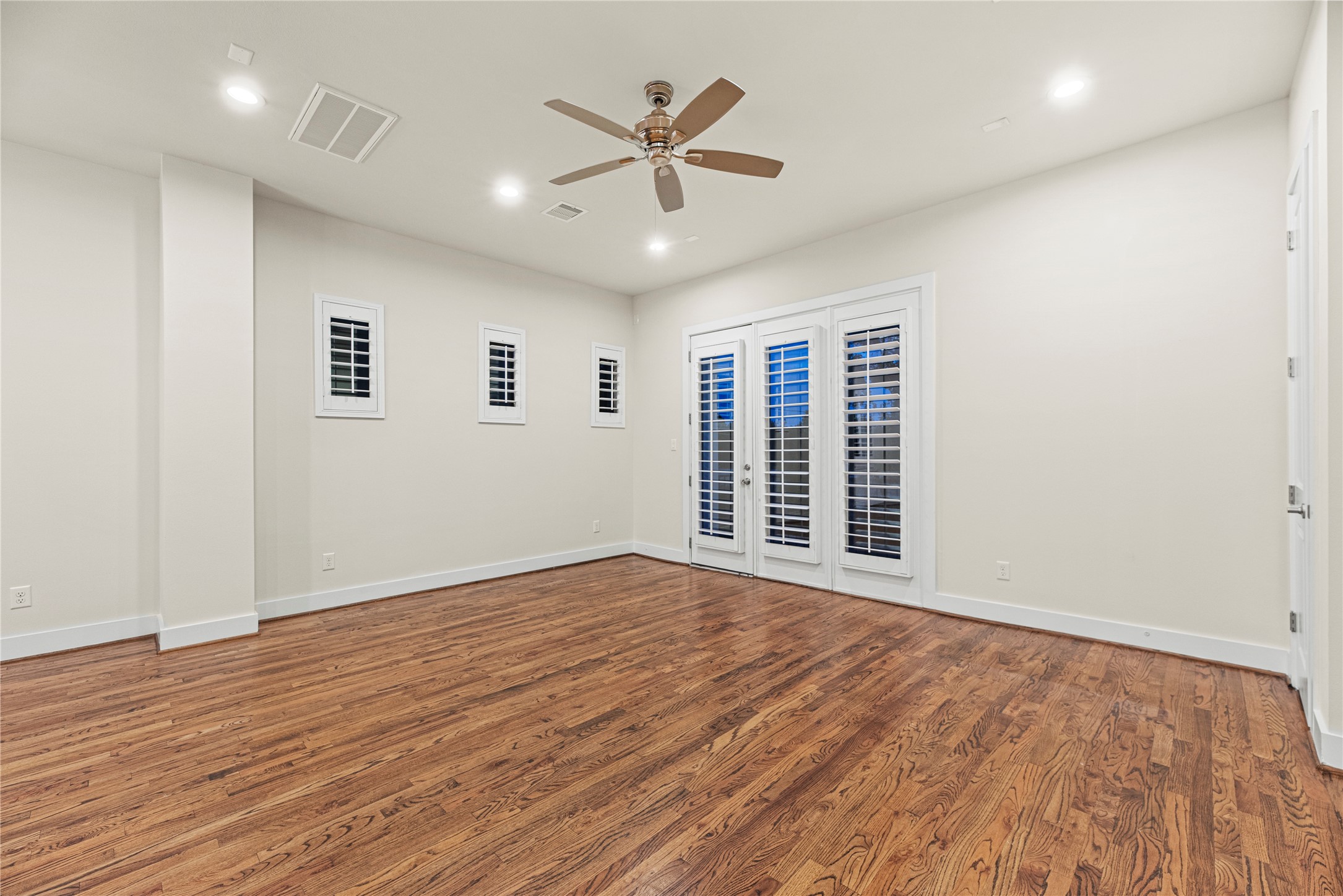 2513 B Garrow Street Houston, TX 77003 - Photo 16 of 29 Spacious family room.