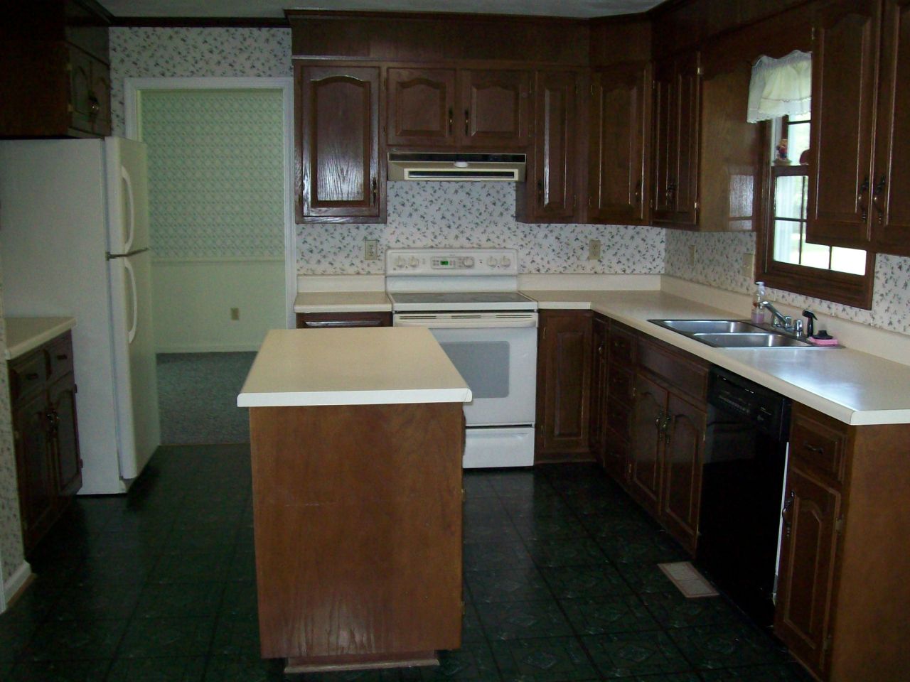 6218 Buckland Mill Road Roanoke, VA 24019 - Photo 4 of 16 Updated Kitchen with Island, Pantry
