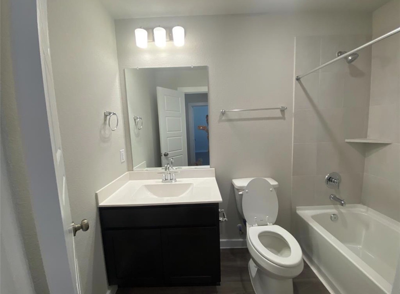 3119 Spanish Oak Lane Rosenberg, TX 77471 - Photo 16 of 18 a bathroom with a sink toilet and tub