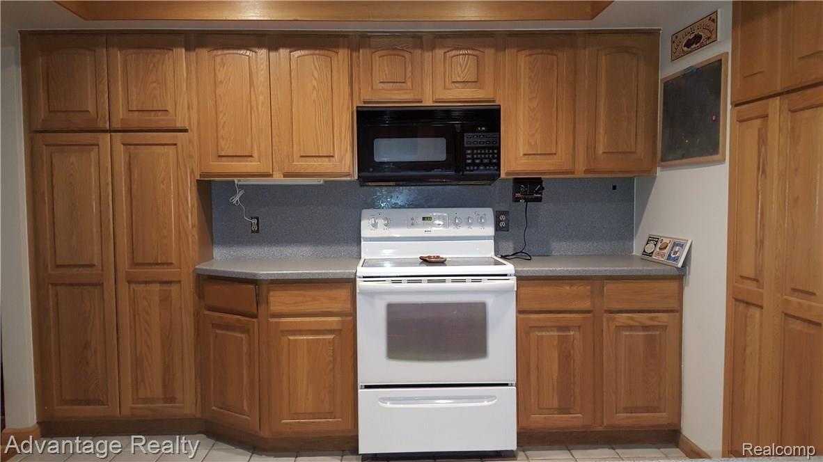 24590 Chapman Road Macomb, MI 48042 - Photo 3 of 6 3-KITCHEN.jpg
