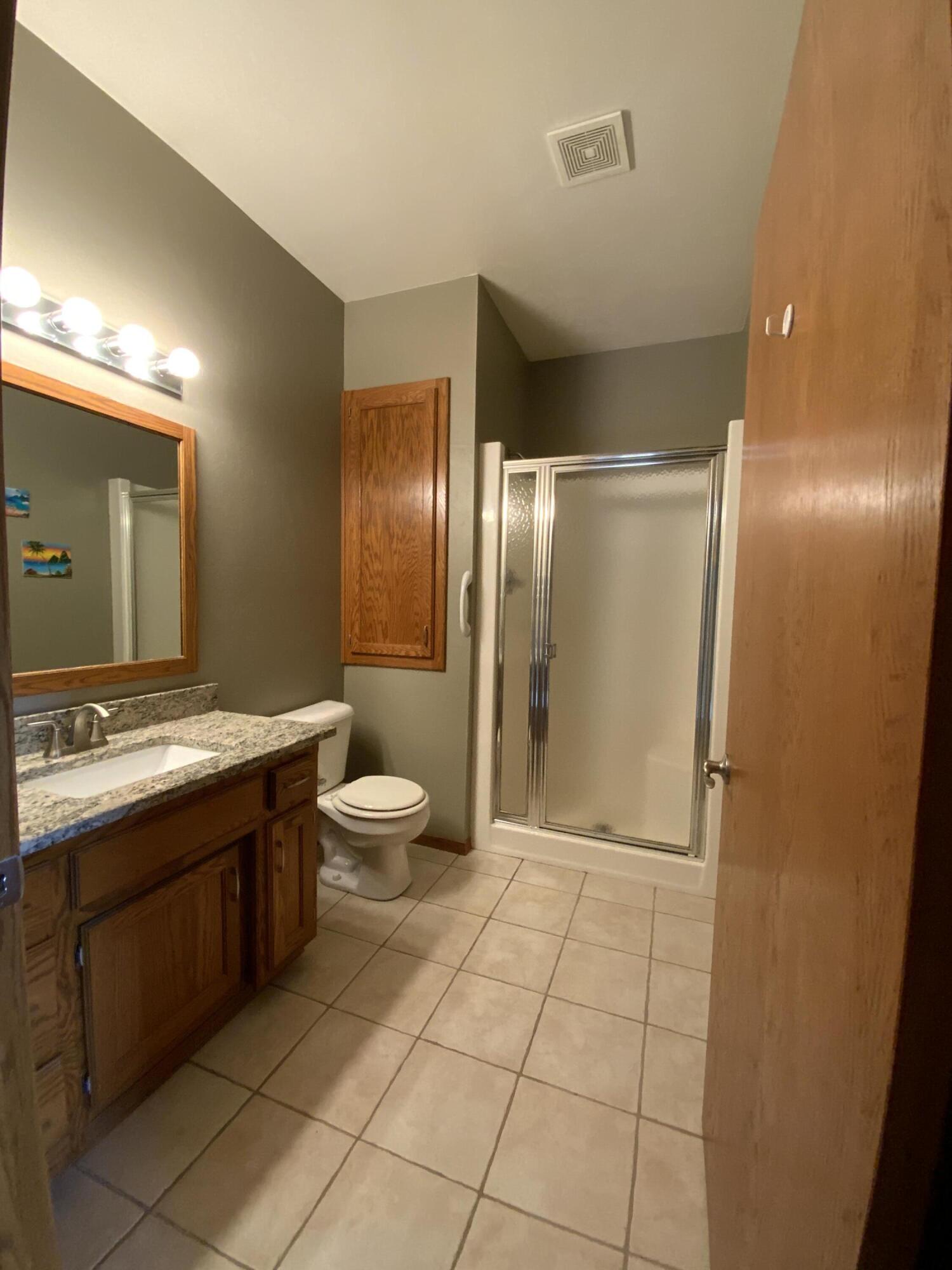1807 Ridgeway Drive, Unit 38 De Pere, WI 54115 - Photo 23 of 39 main bathroom
