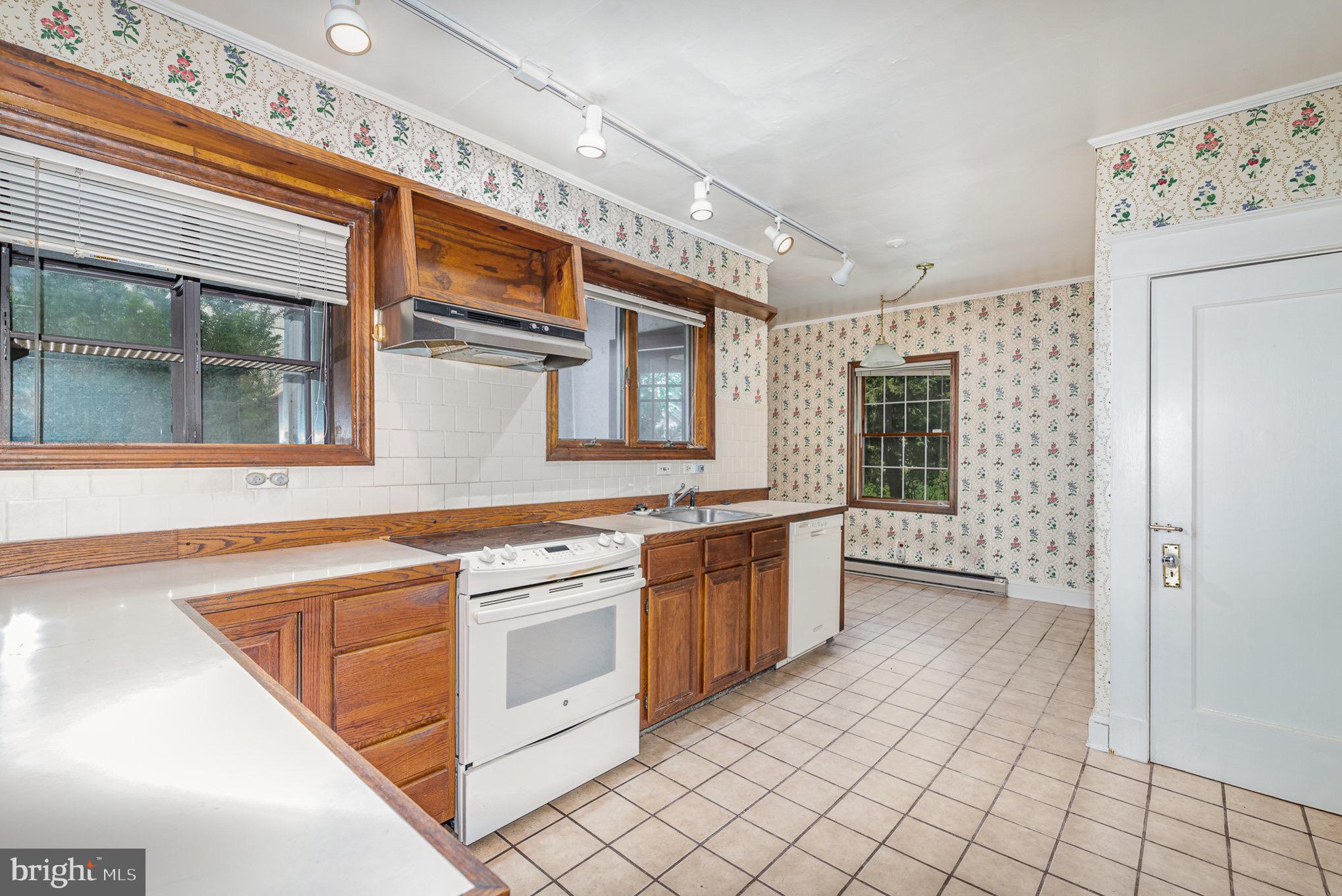 316 Suffolk Road Baltimore, MD 21218 - Photo 11 of 40