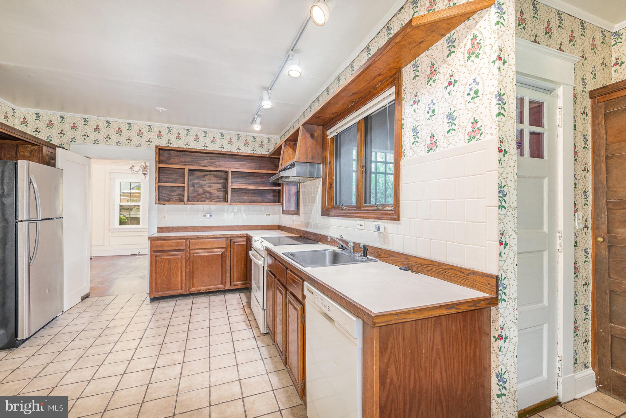 316 Suffolk Road Baltimore, MD 21218 - Photo 12 of 40