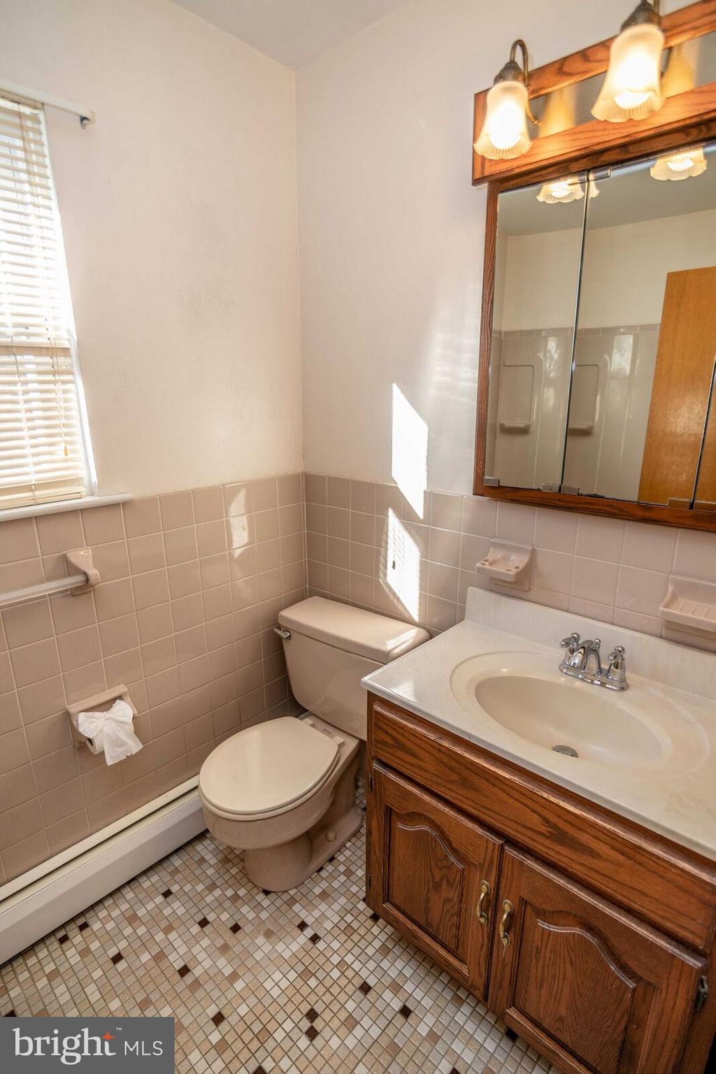 927 Georgetown Road Swarthmore, PA 19081 - Photo 17 of 21 Main Bath