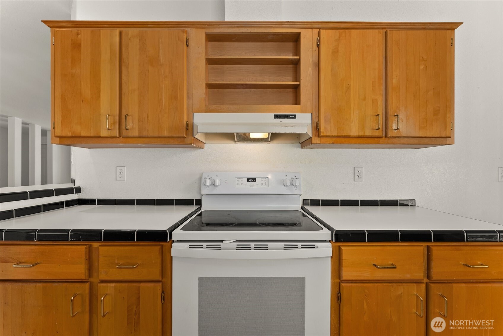 312 McGlaughlin Road Winlock, WA 98596 - Photo 11 of 40 a kitchen with granite countertop cabinets and white appliances