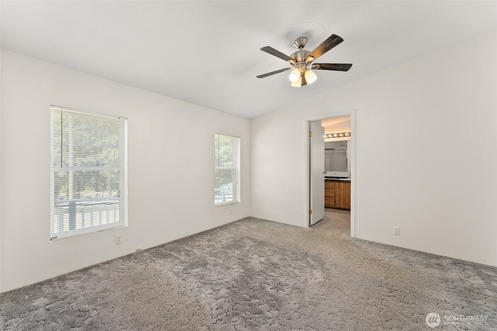 312 McGlaughlin Road Winlock, WA 98596 - Photo 13 of 40 an empty room with windows and closet
