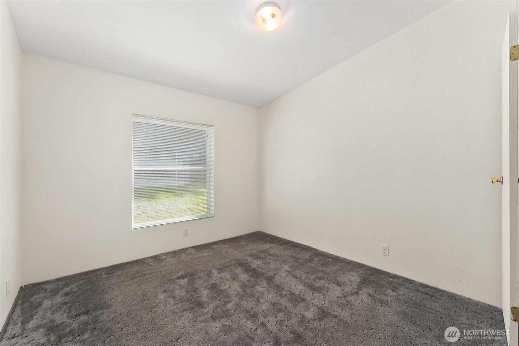 312 McGlaughlin Road Winlock, WA 98596 - Photo 17 of 40 an empty room with a window
