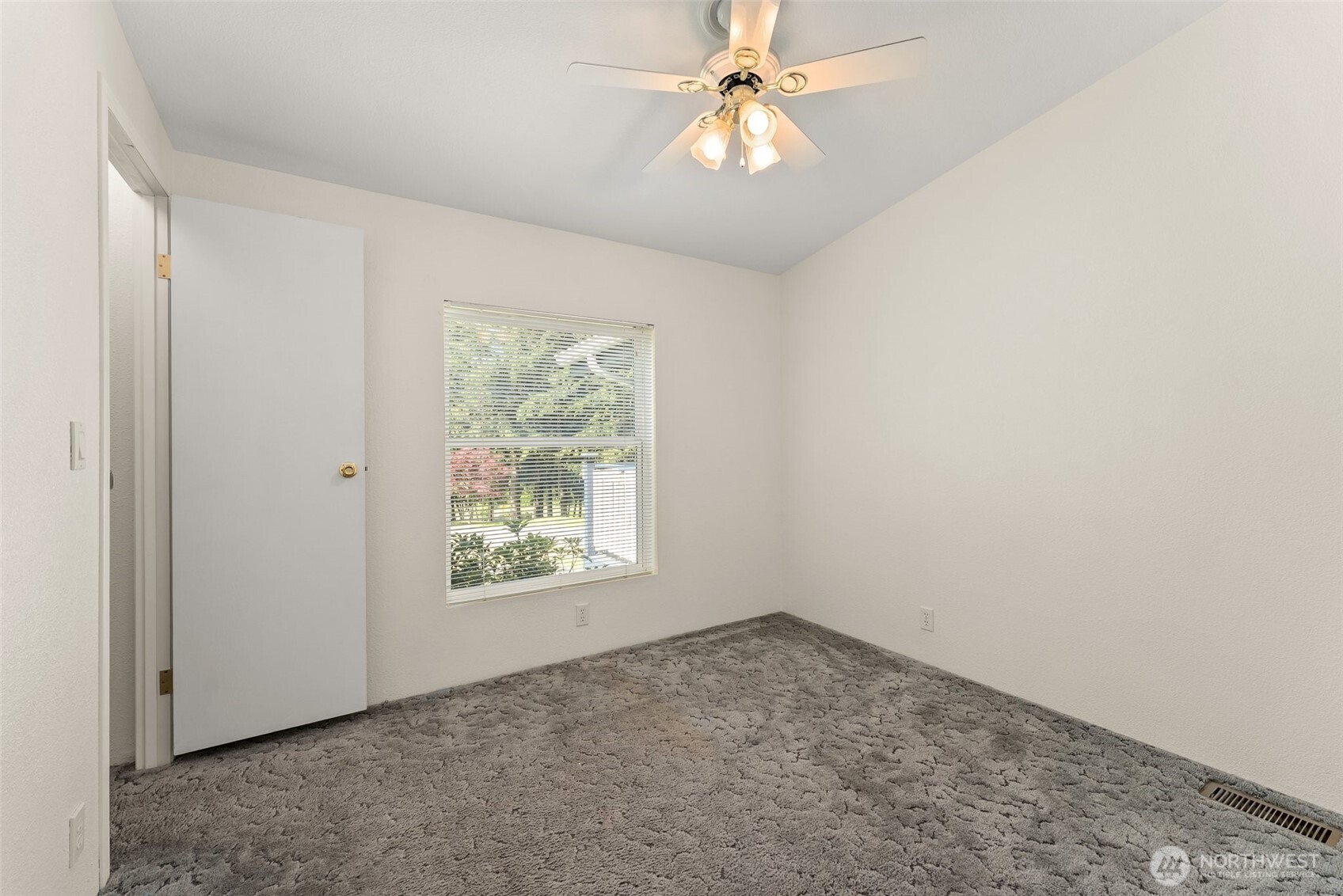 312 McGlaughlin Road Winlock, WA 98596 - Photo 19 of 40 an empty room with a window and a fan