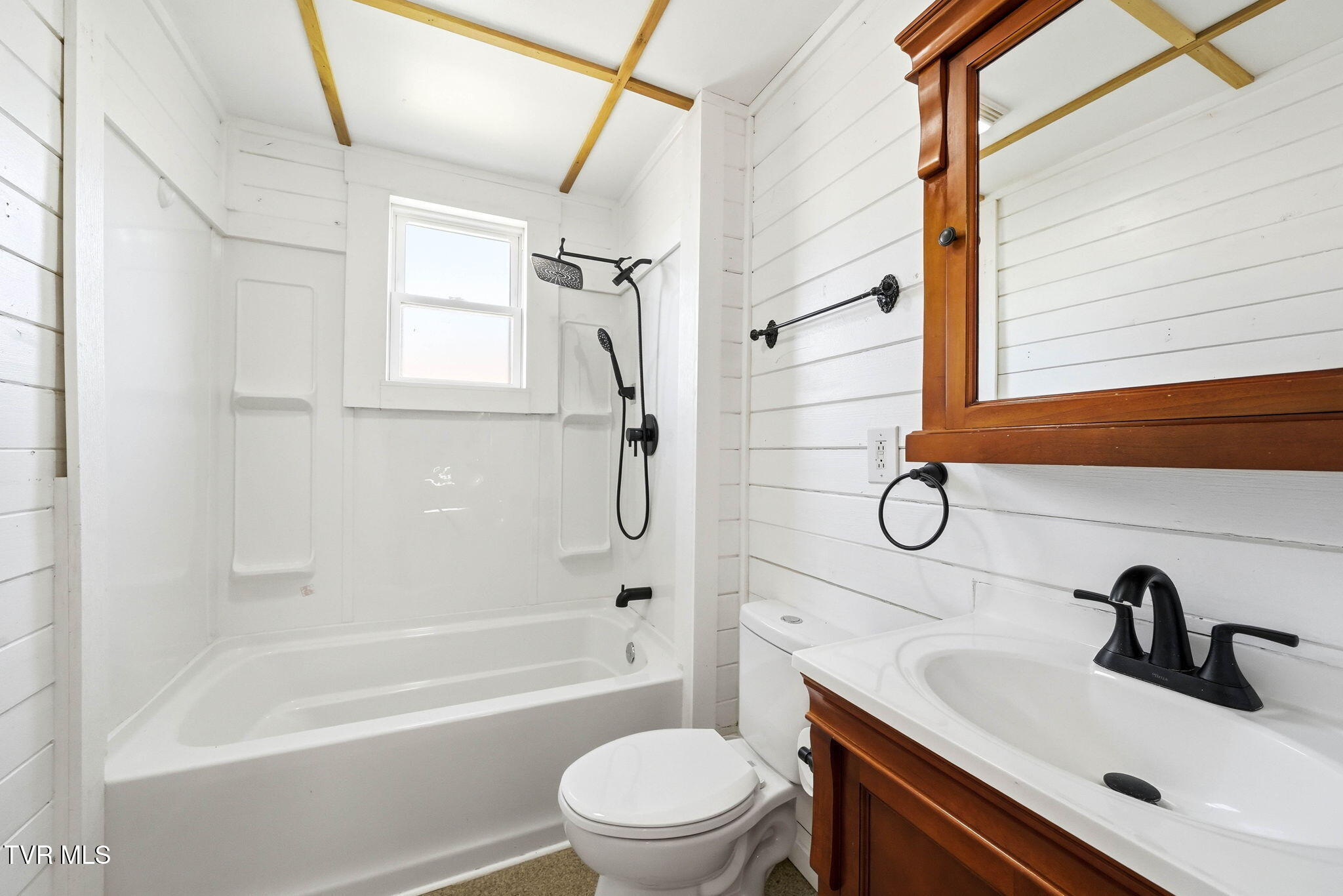 310 Pine Street Erwin, TN 37650 - Photo 16 of 23 Bathroom