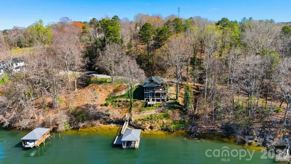 $850,000 | 152 Bridge Pointe Lane, Hickory, NC 28601