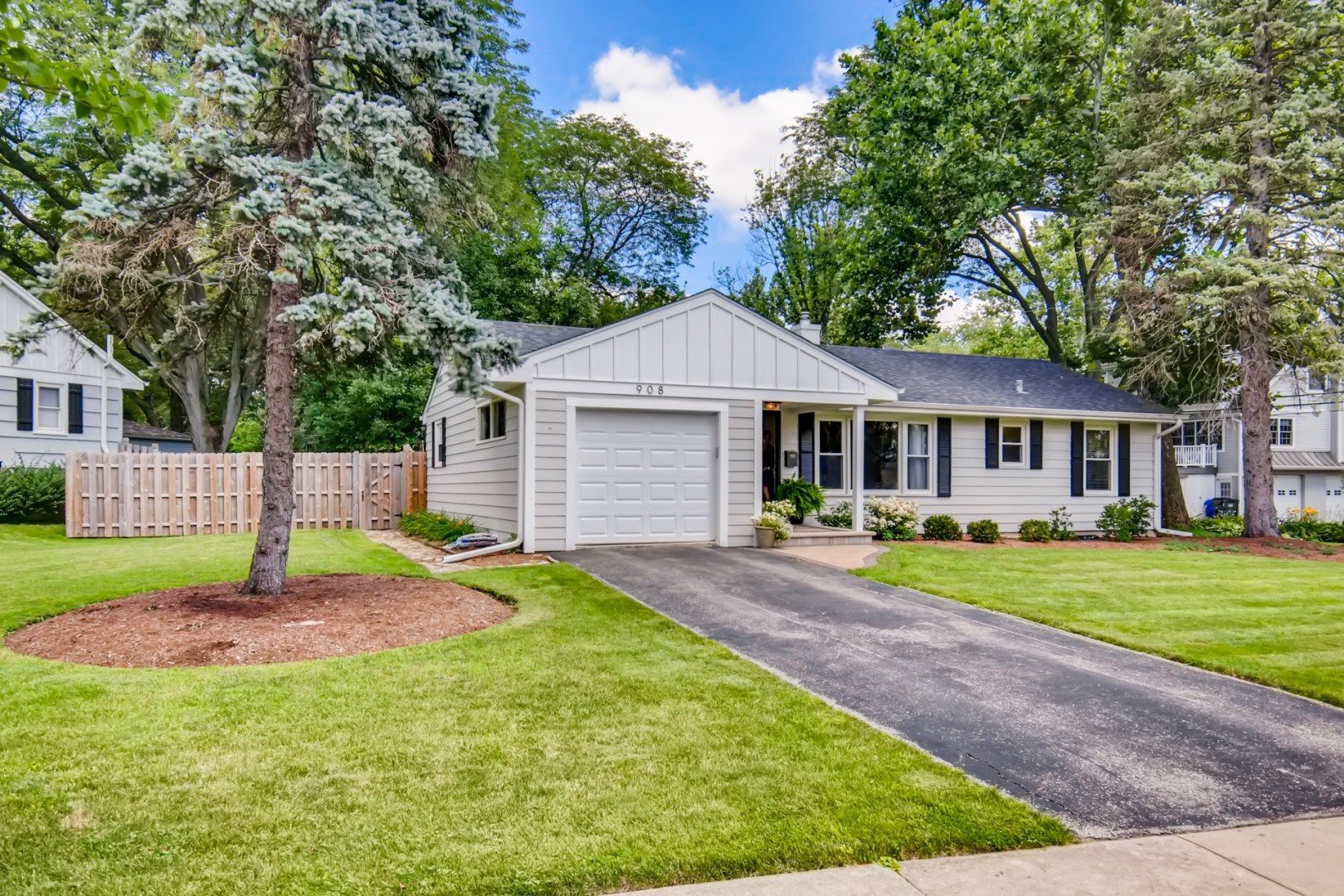 908 Oxford Road Glen Ellyn, IL 60137 - Photo 2 of 32
