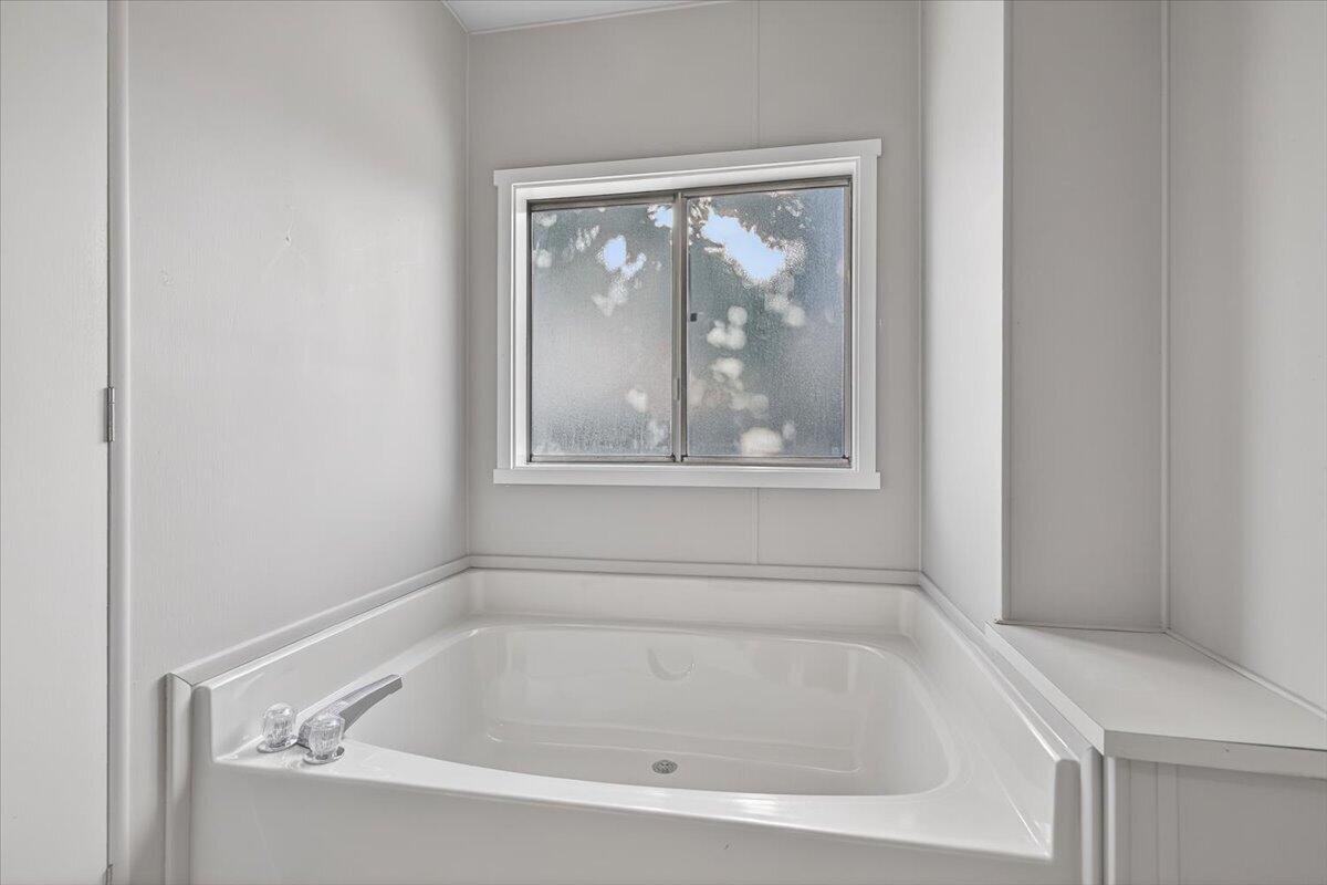 555 Freeman Road, Unit 127 Central Point, OR 97502 - Photo 15 of 32 a white bath tub sitting next to a window