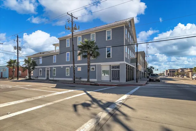 $2,400 | 405 24th Street, Unit 202, Galveston, TX 77550