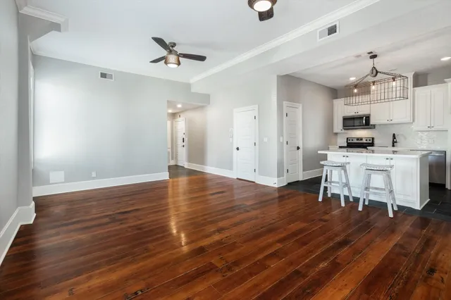 $2,400 | 405 24th Street, Unit 202, Galveston, TX 77550