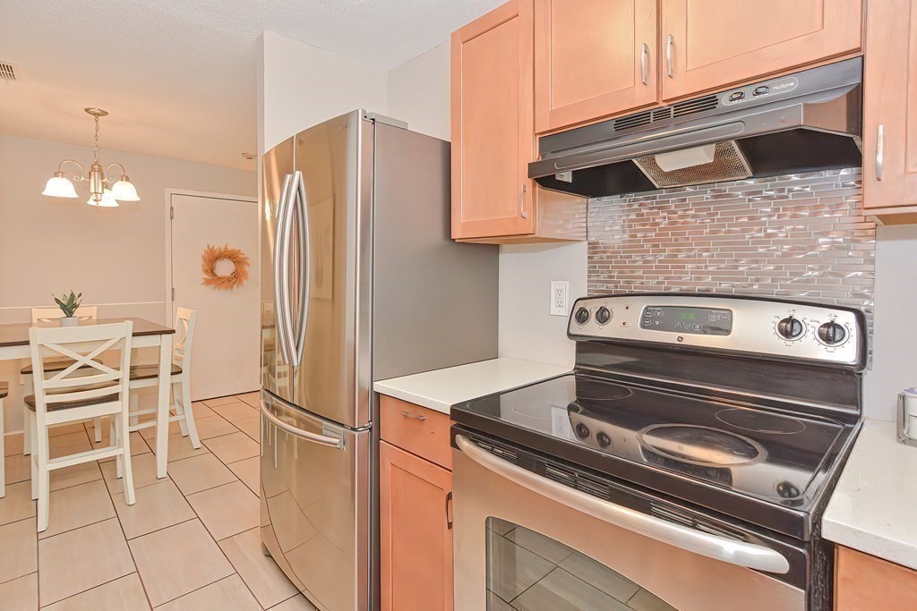 801 Franklin Crossing Road, Unit 801 Franklin, MA 02038 - Photo 9 of 38 a stove top oven sitting inside of a kitchen