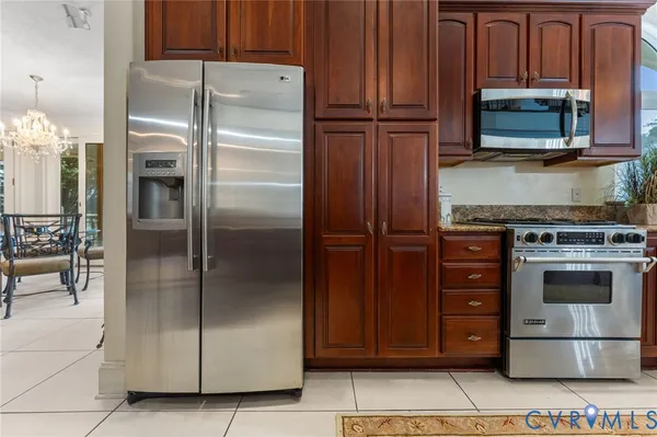 a en suite bathroom with a sink and a mirror