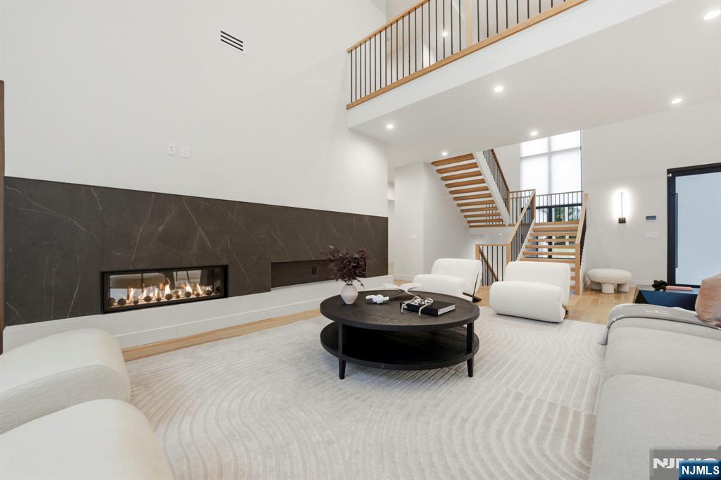 577 Floyd Street Englewood Cliffs, NJ 07632 - Photo 3 of 50