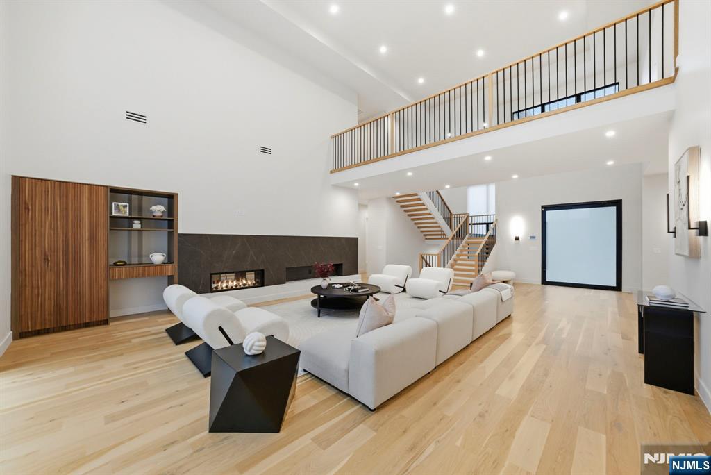 577 Floyd Street Englewood Cliffs, NJ 07632 - Photo 4 of 50