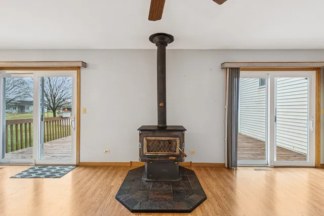 a view of entryway with livingroom