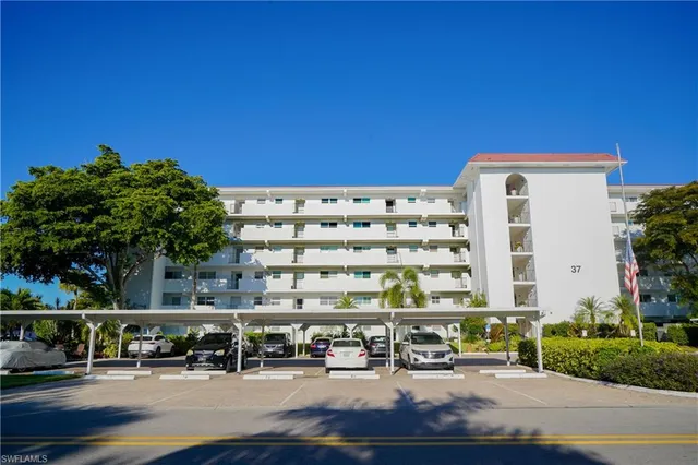 a building view with outdoor space