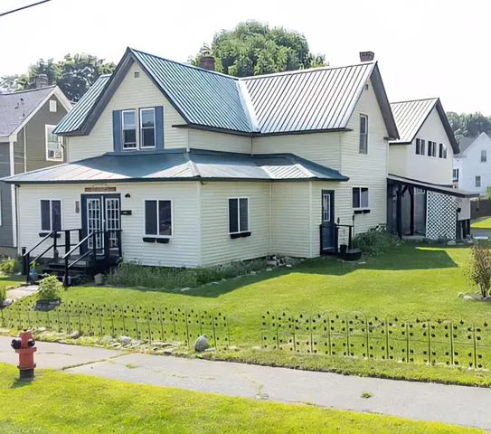 $179,900 | 10 Spruce Street, East Millinocket, ME 04430