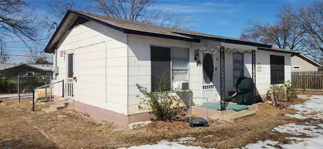 a view of back yard of the house