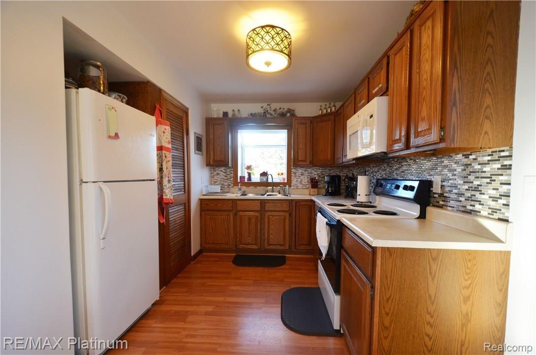 3820 Stillson Road Stockbridge, MI 49285 - Photo 10 of 27 updated Kitched- Beautiful back splash