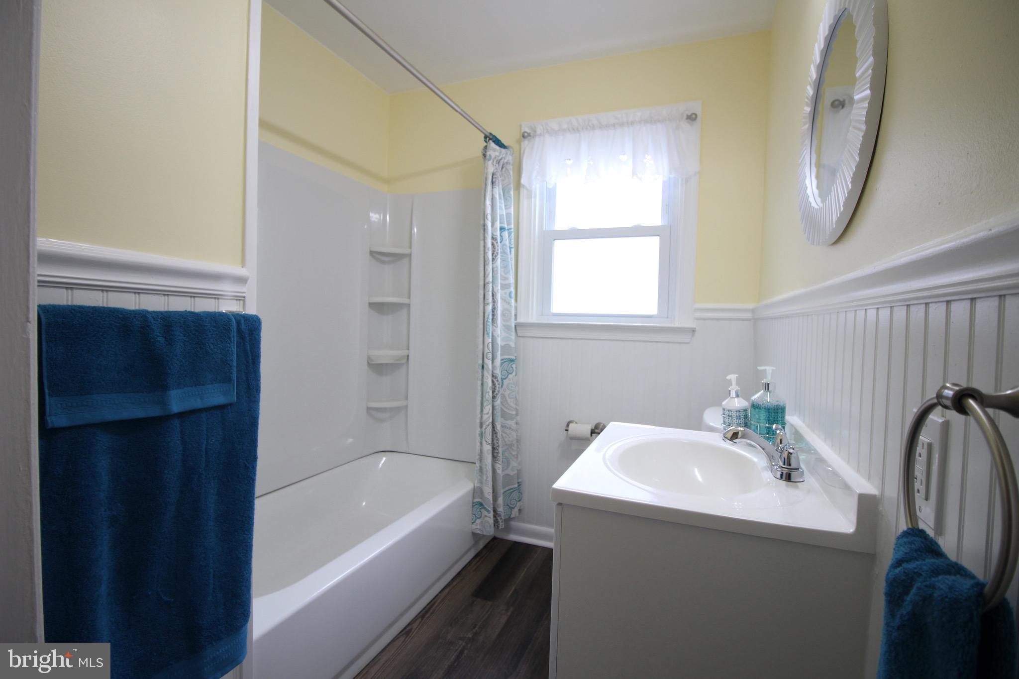209 Champlain Avenue Wilmington, DE 19804 - Photo 11 of 26 a bathroom with a sink a bathtub and a mirror