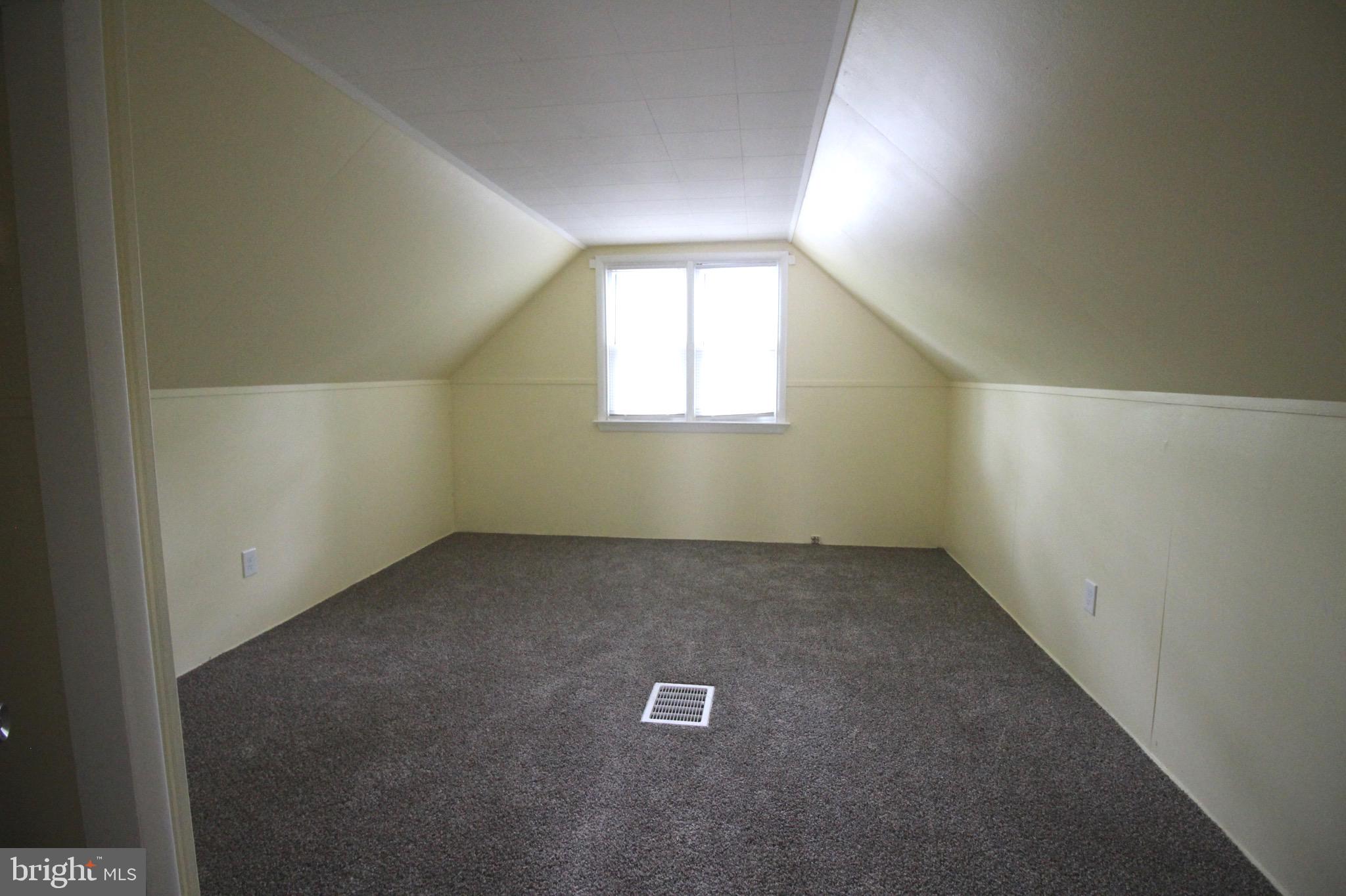 209 Champlain Avenue Wilmington, DE 19804 - Photo 14 of 26 an empty room with a window