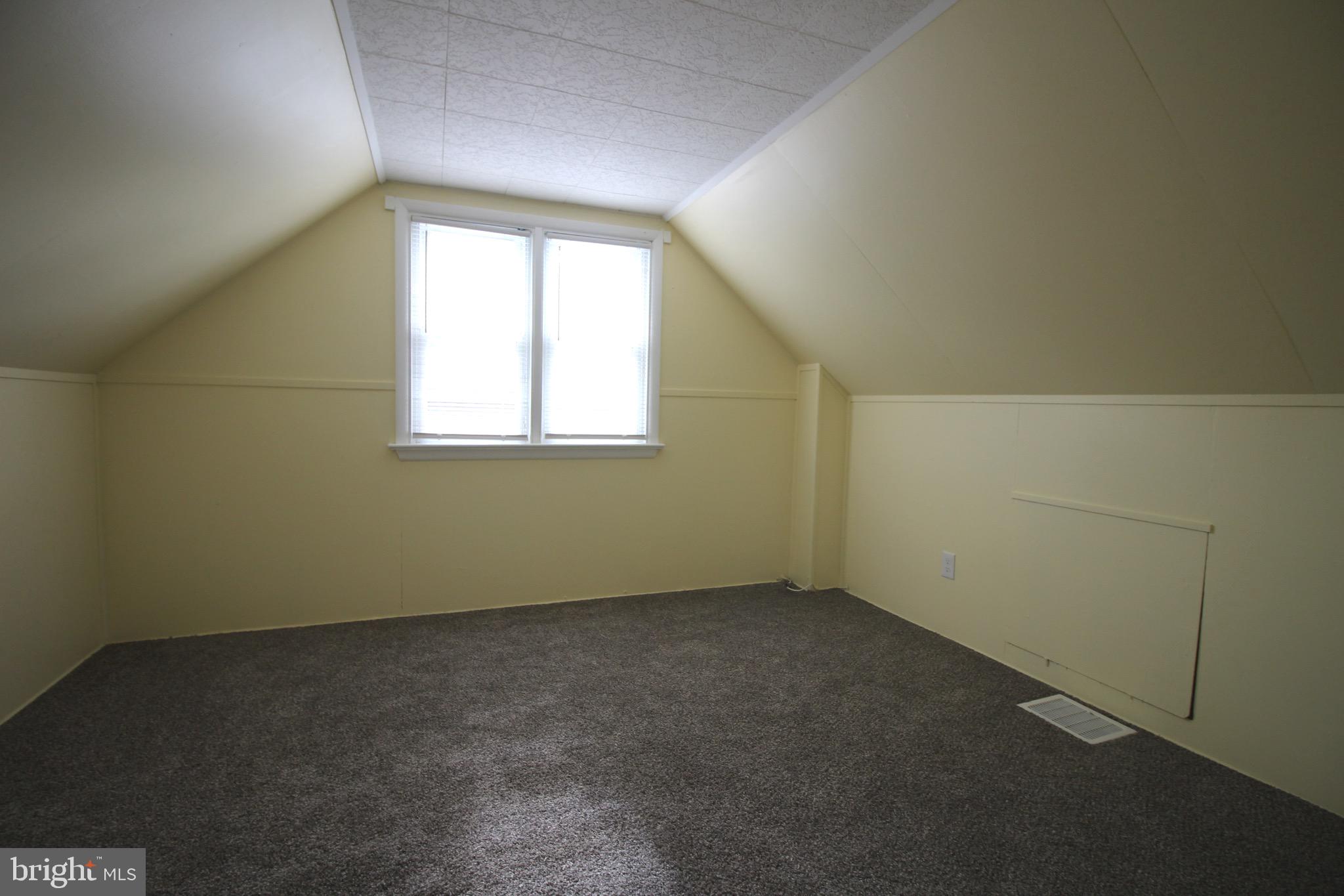 209 Champlain Avenue Wilmington, DE 19804 - Photo 15 of 26 an empty room with a window