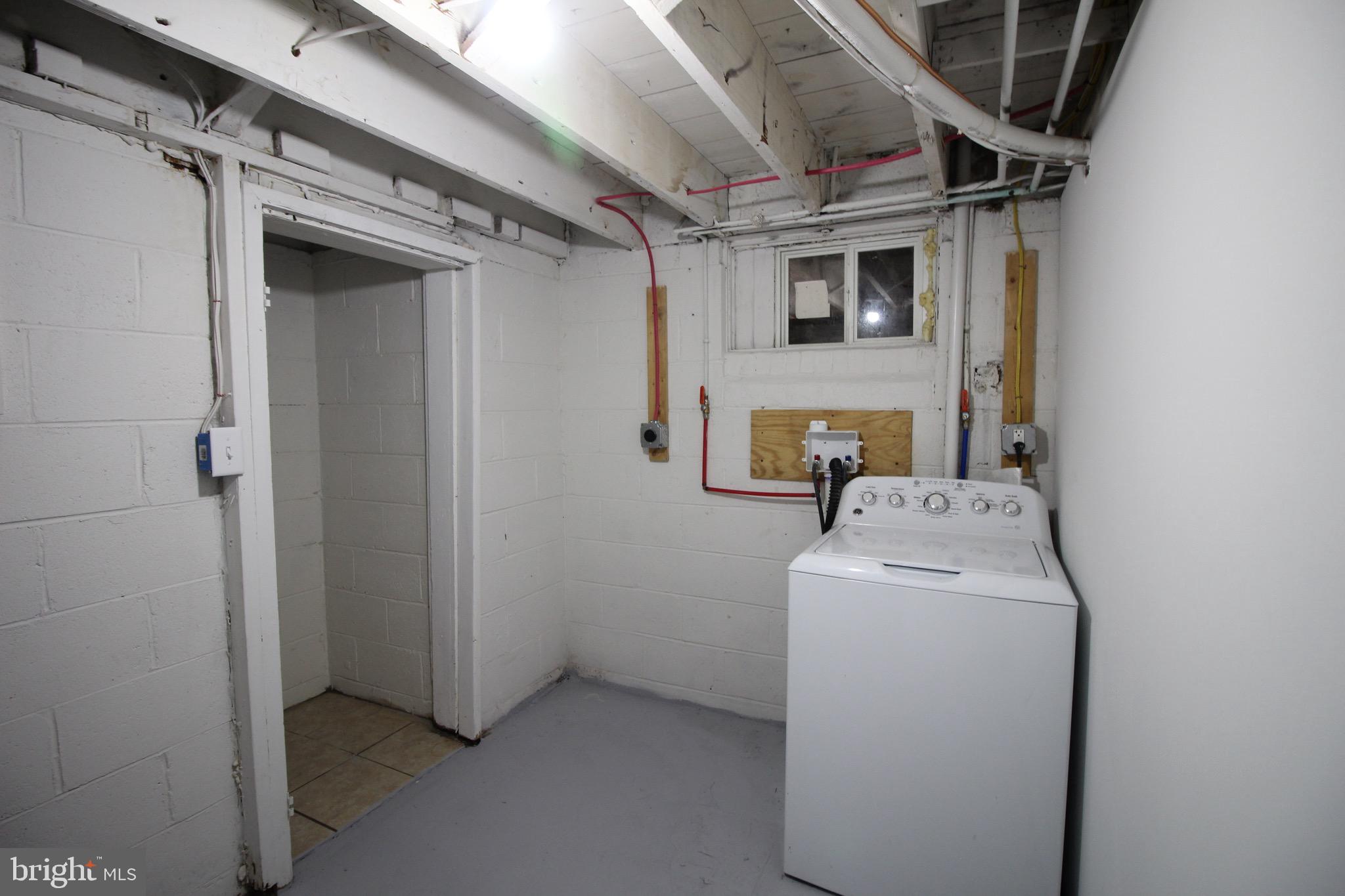 209 Champlain Avenue Wilmington, DE 19804 - Photo 20 of 26 a utility room with dryer and washer