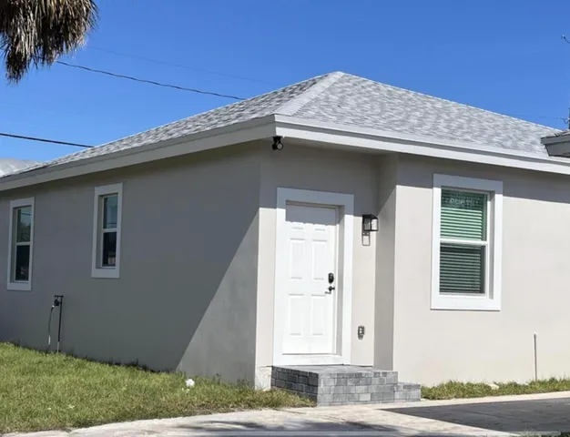 $2,500 | 2845 Southeast Evergreen Avenue, Stuart, FL 34997