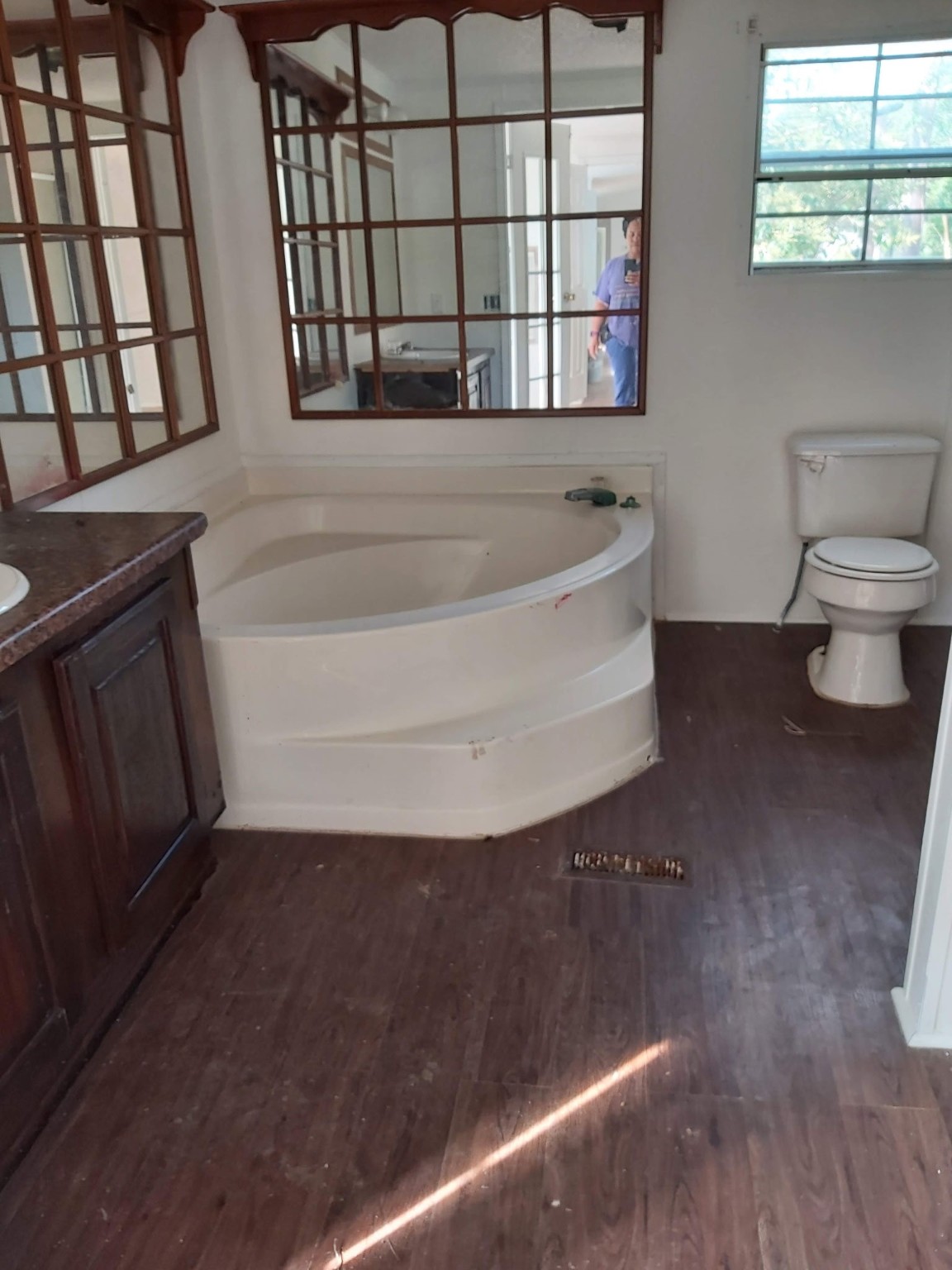 5807 Fletcher Street Crosby, TX 77532 - Photo 18 of 38 a bathroom with a bathtub and window
