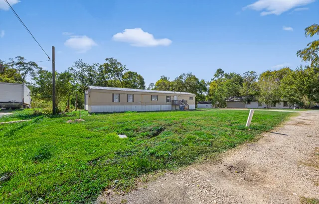 a view of a back yard