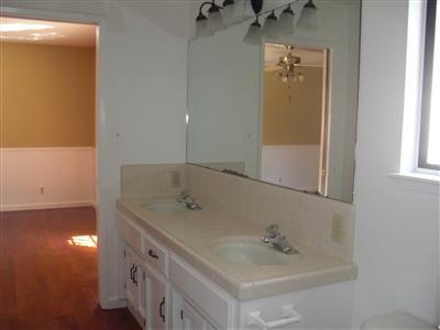 1425 West Flora Avenue Reedley, CA 93654 - Photo 25 of 48 Master bath.