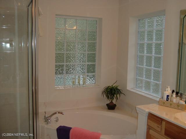8435 Florence Cove Road St. Augustine, FL 32092 - Photo 16 of 20 a bath room with a sink and a bath tub
