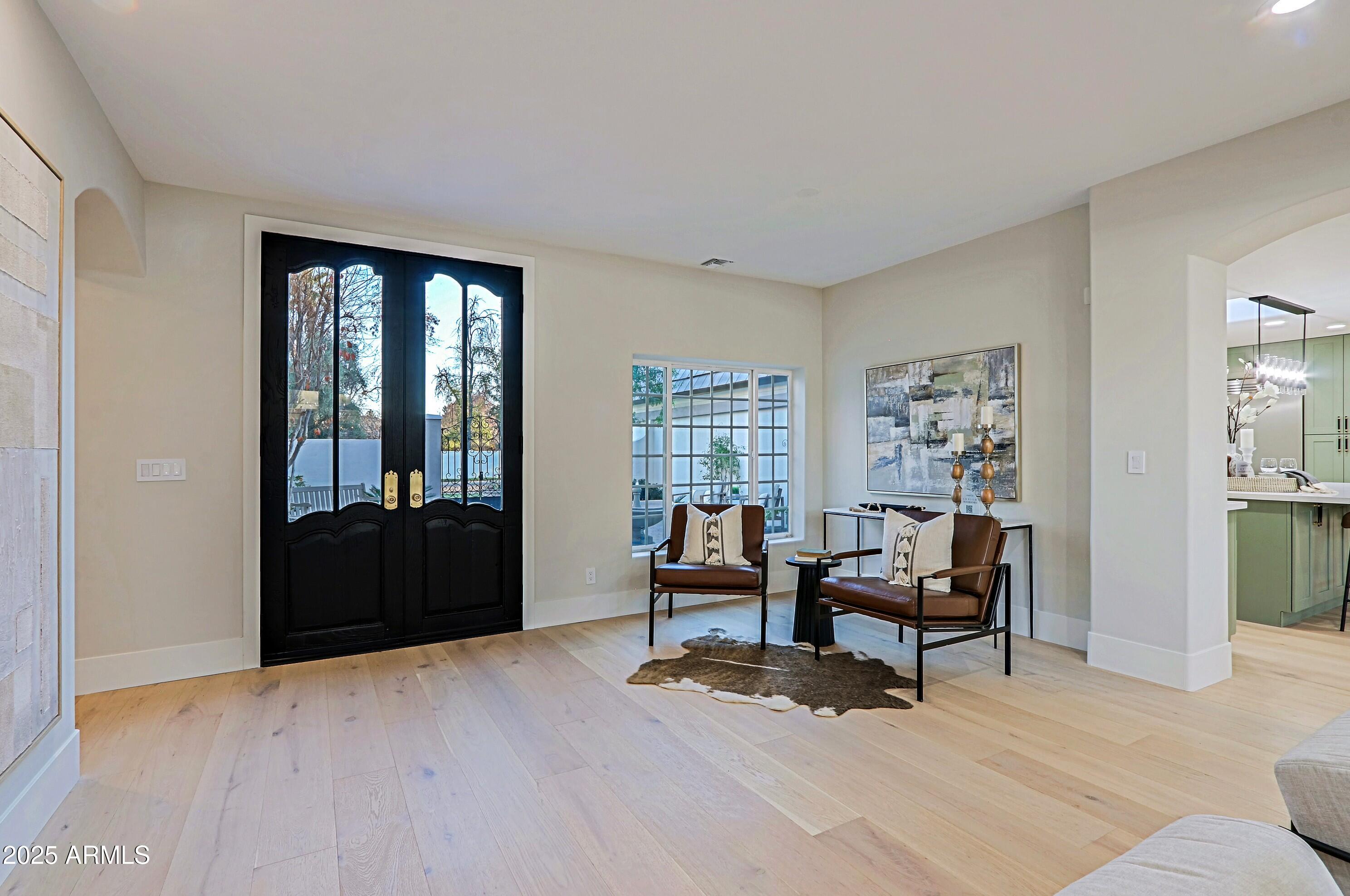 18 West Kaler Drive Phoenix, AZ 85021 - Photo 25 of 77 Entryway