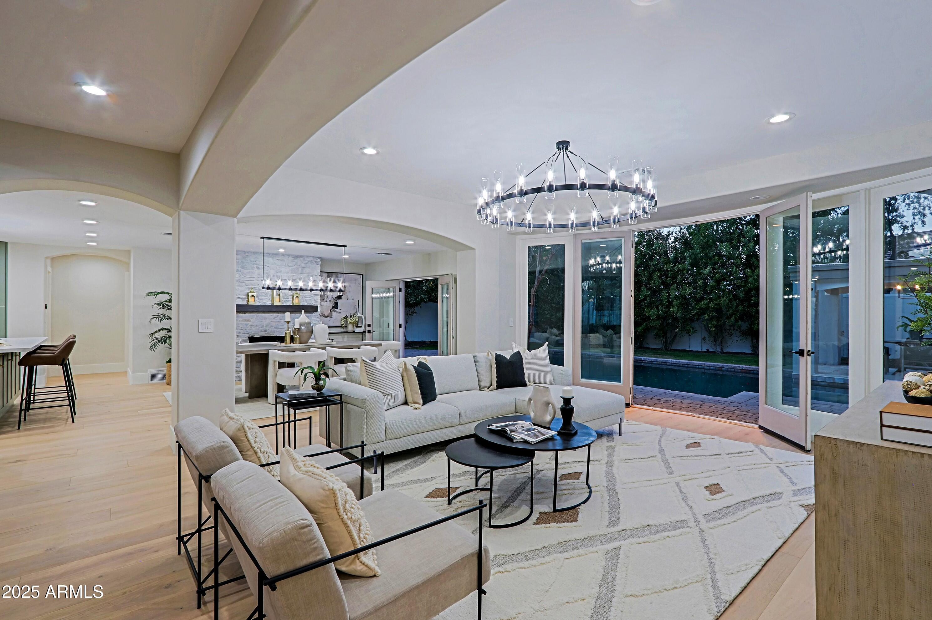 18 West Kaler Drive Phoenix, AZ 85021 - Photo 27 of 77 Living Area