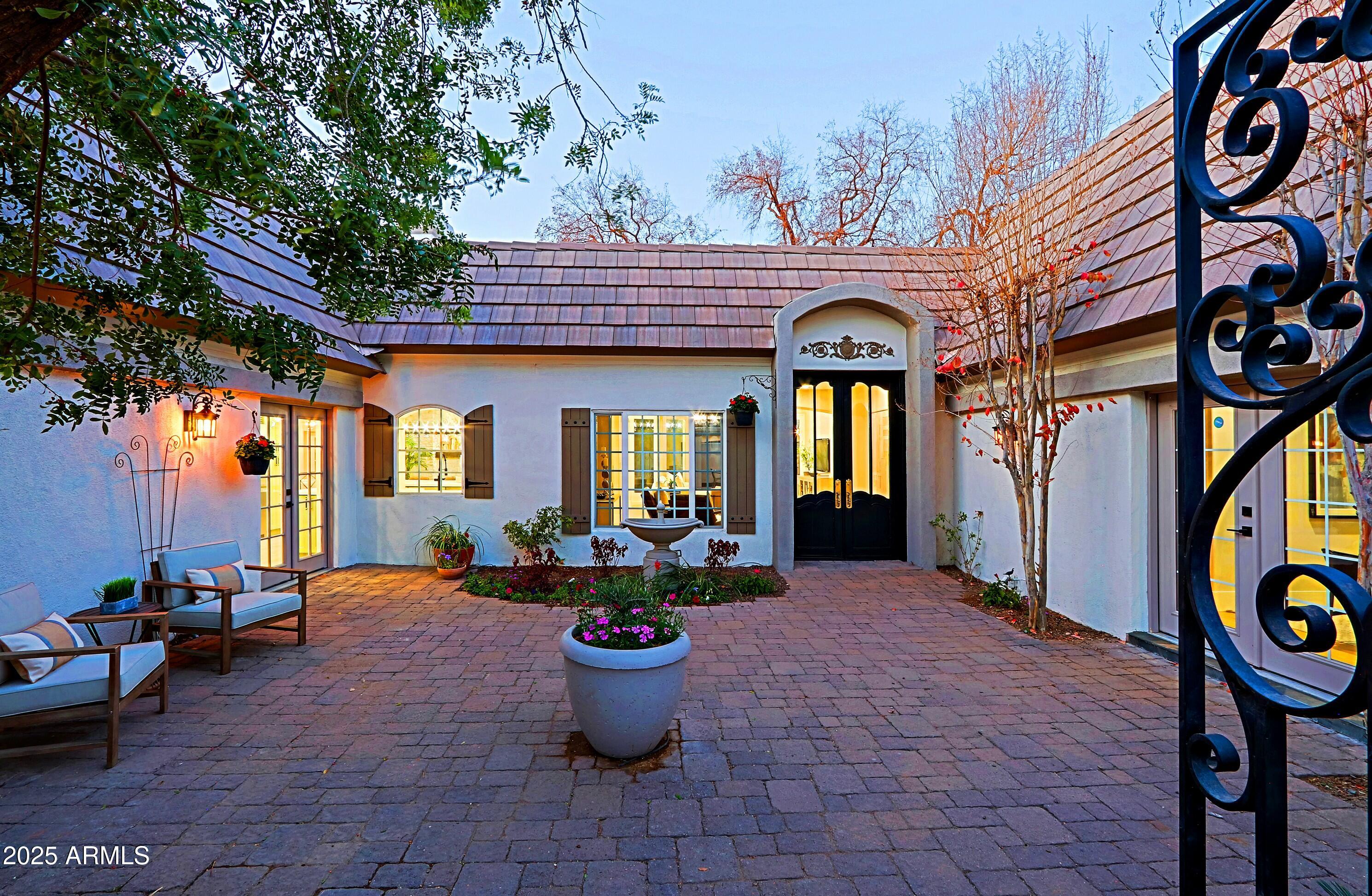 18 West Kaler Drive Phoenix, AZ 85021 - Photo 4 of 77 Courtyard