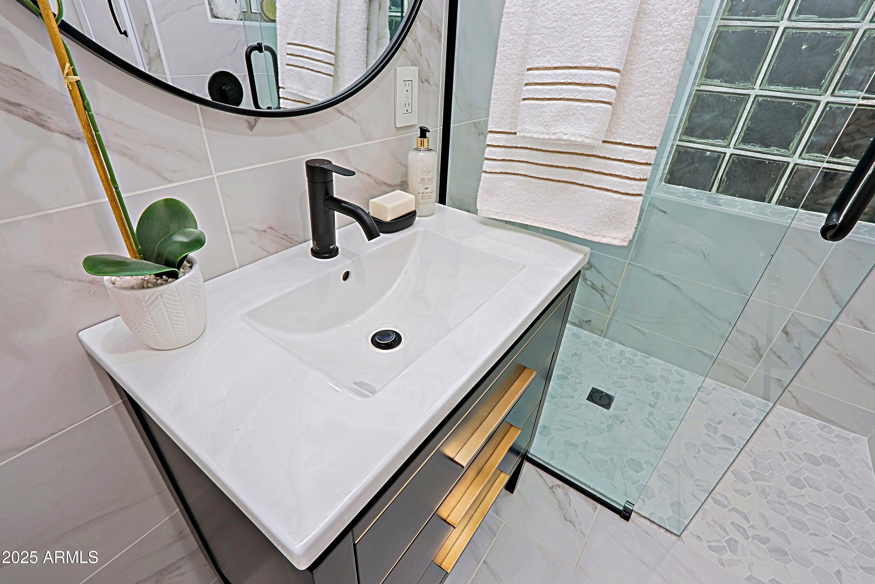 18 West Kaler Drive Phoenix, AZ 85021 - Photo 45 of 77 Guest bathroom