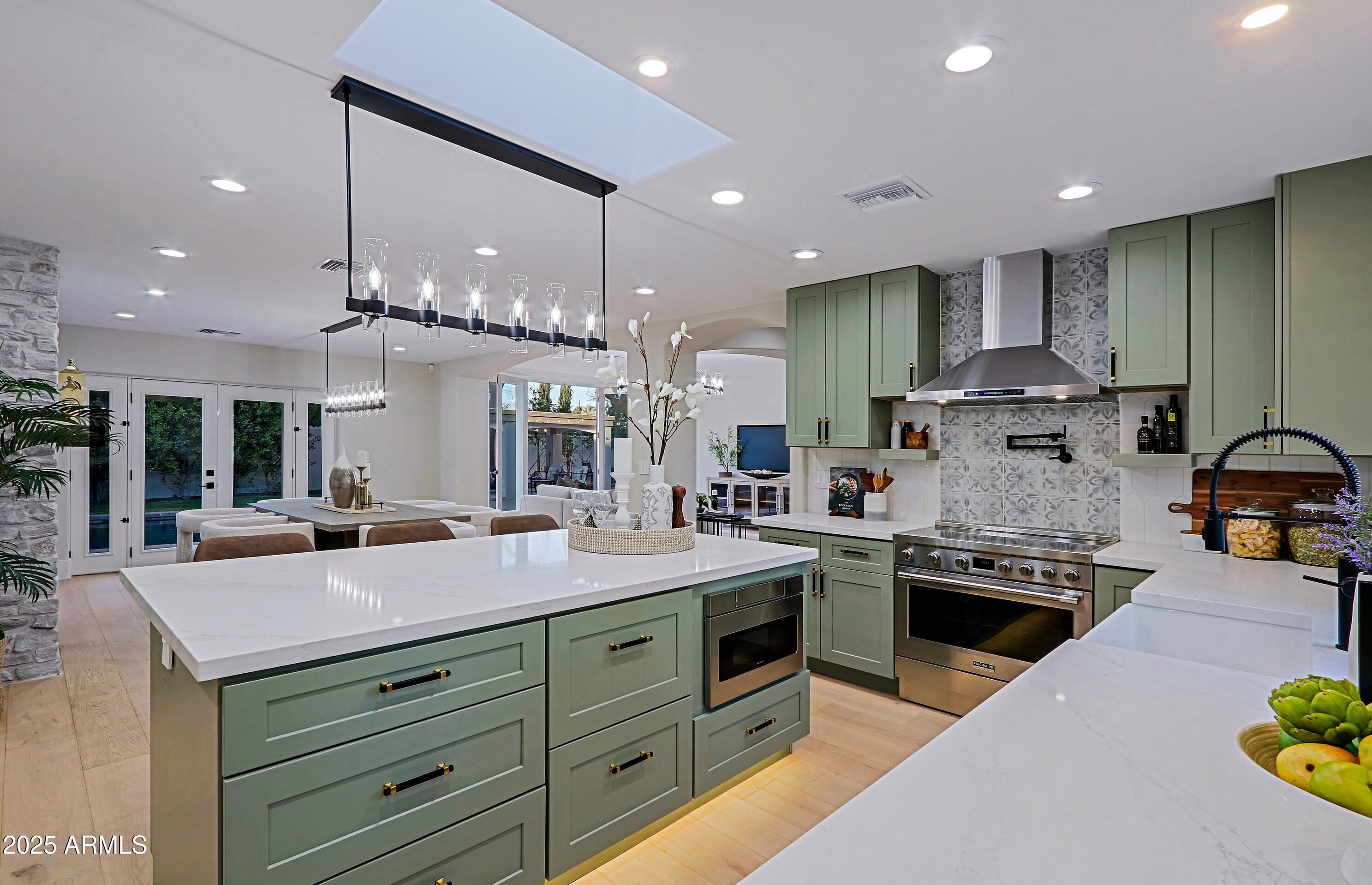 18 West Kaler Drive Phoenix, AZ 85021 - Photo 5 of 77 Kitchen