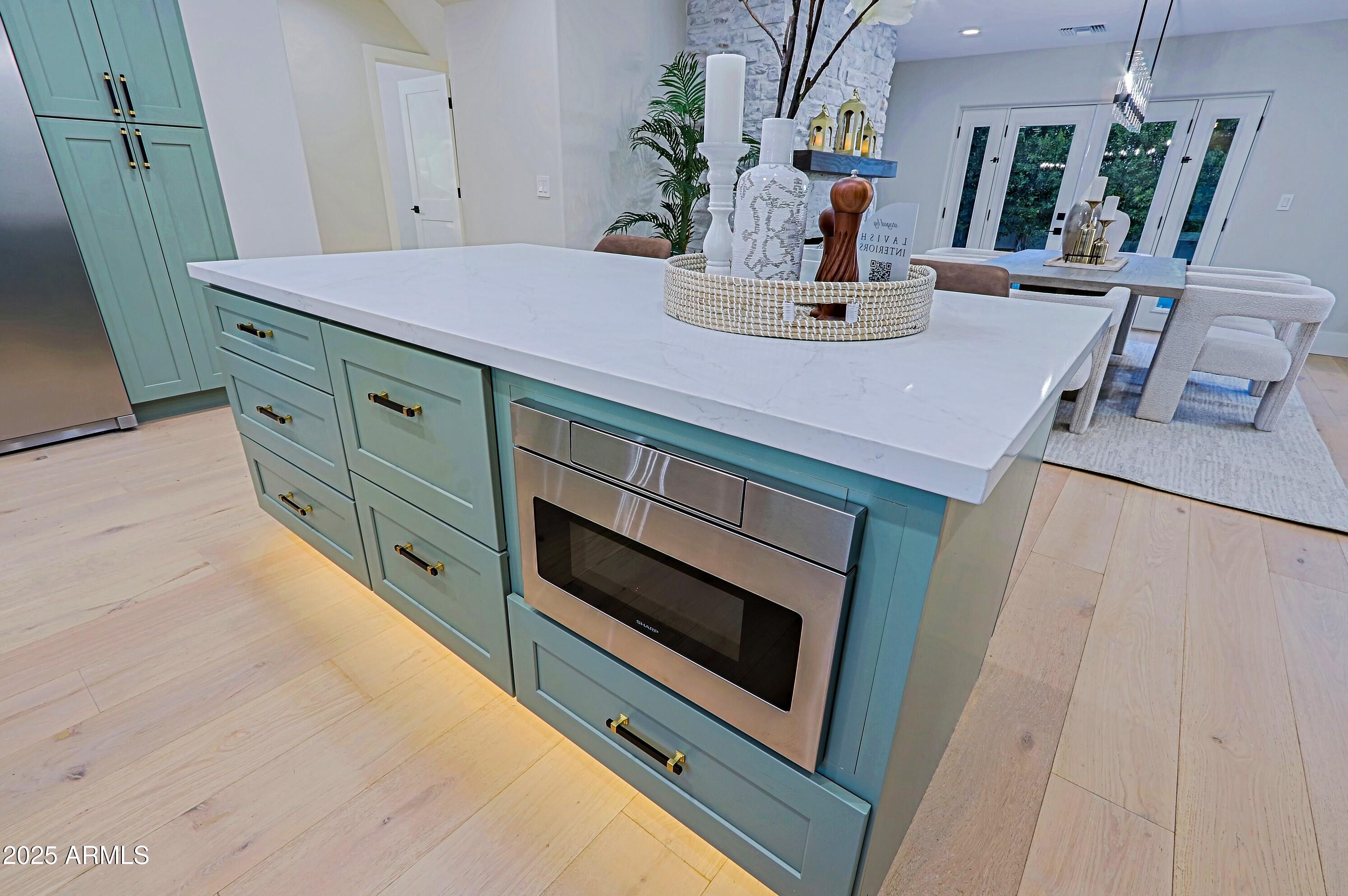 18 West Kaler Drive Phoenix, AZ 85021 - Photo 9 of 77 Built in microwave