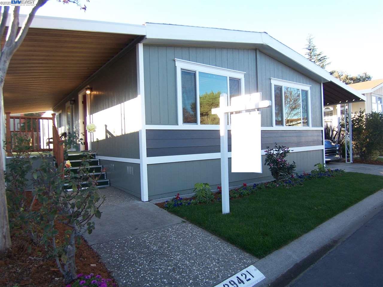 a view of a house with backyard