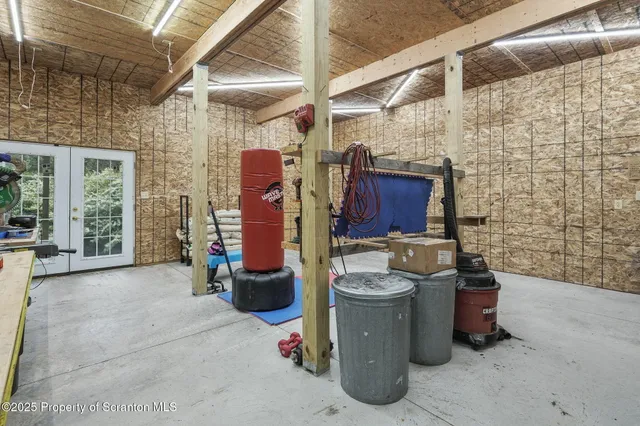 a view of livingroom with furniture