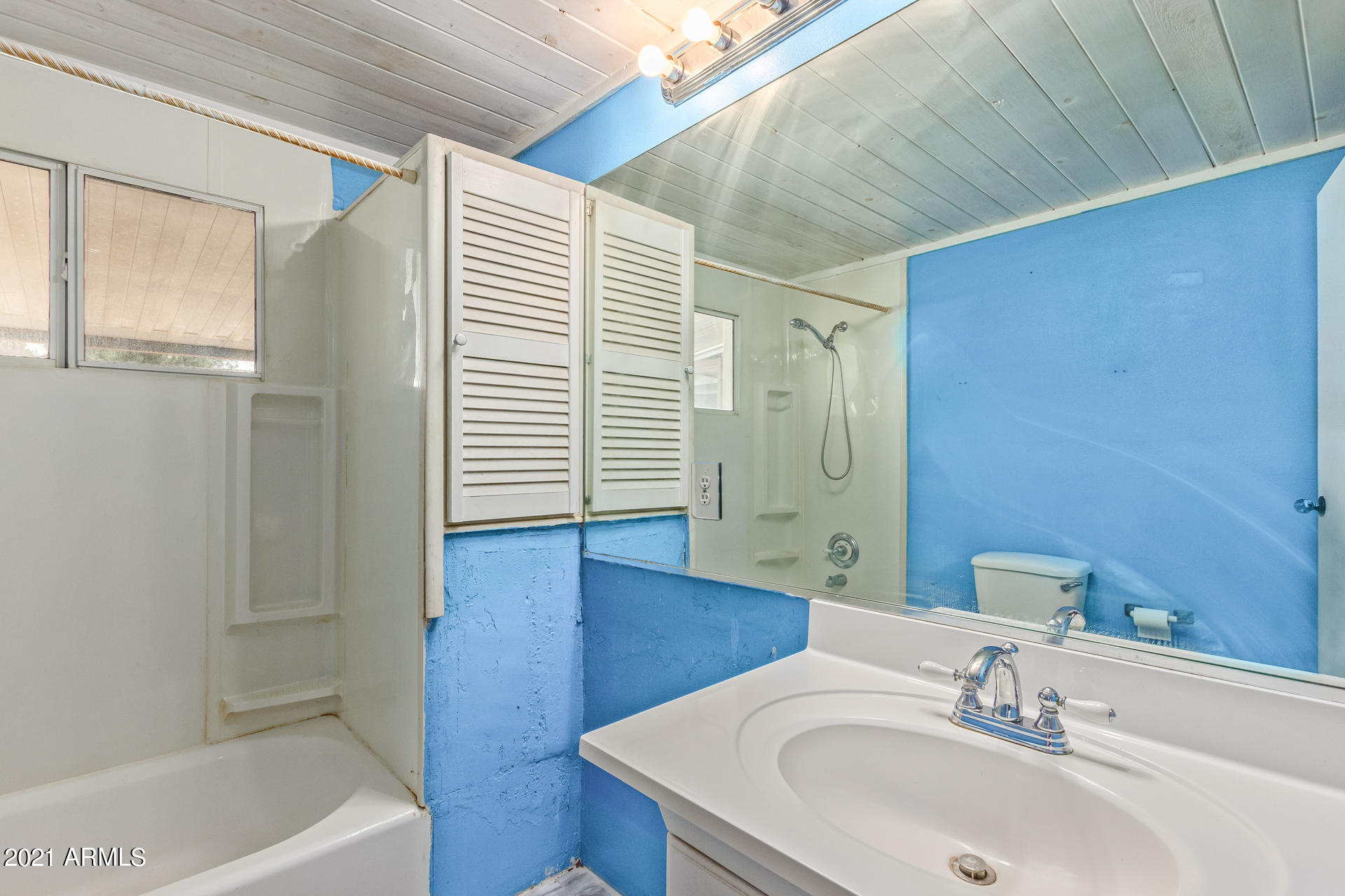 18835 North 25th Way Phoenix, AZ 85050 - Photo 18 of 24 a bathroom with a sink and a bathtub