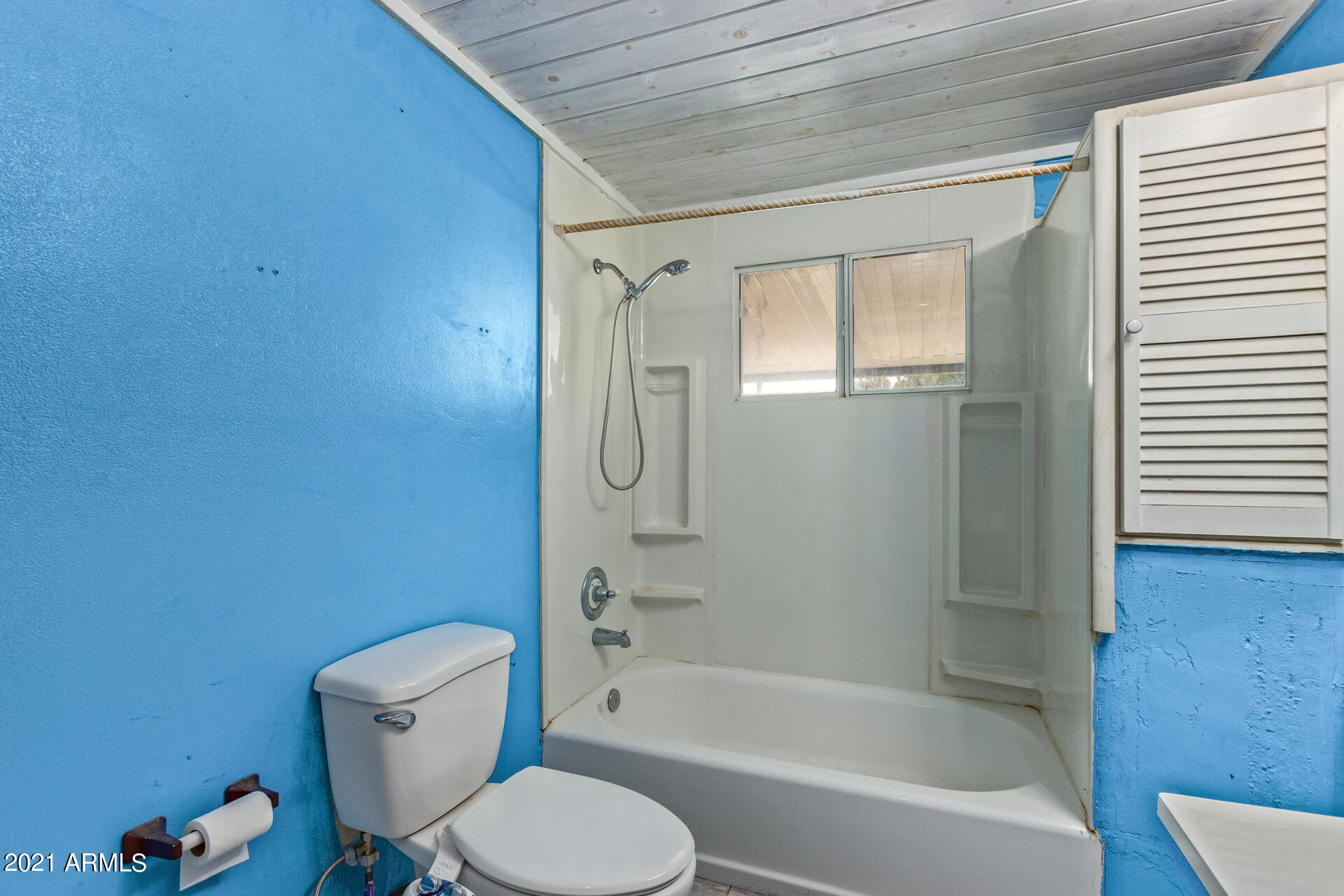 18835 North 25th Way Phoenix, AZ 85050 - Photo 19 of 24 a bathroom with a toilet and a bathtub