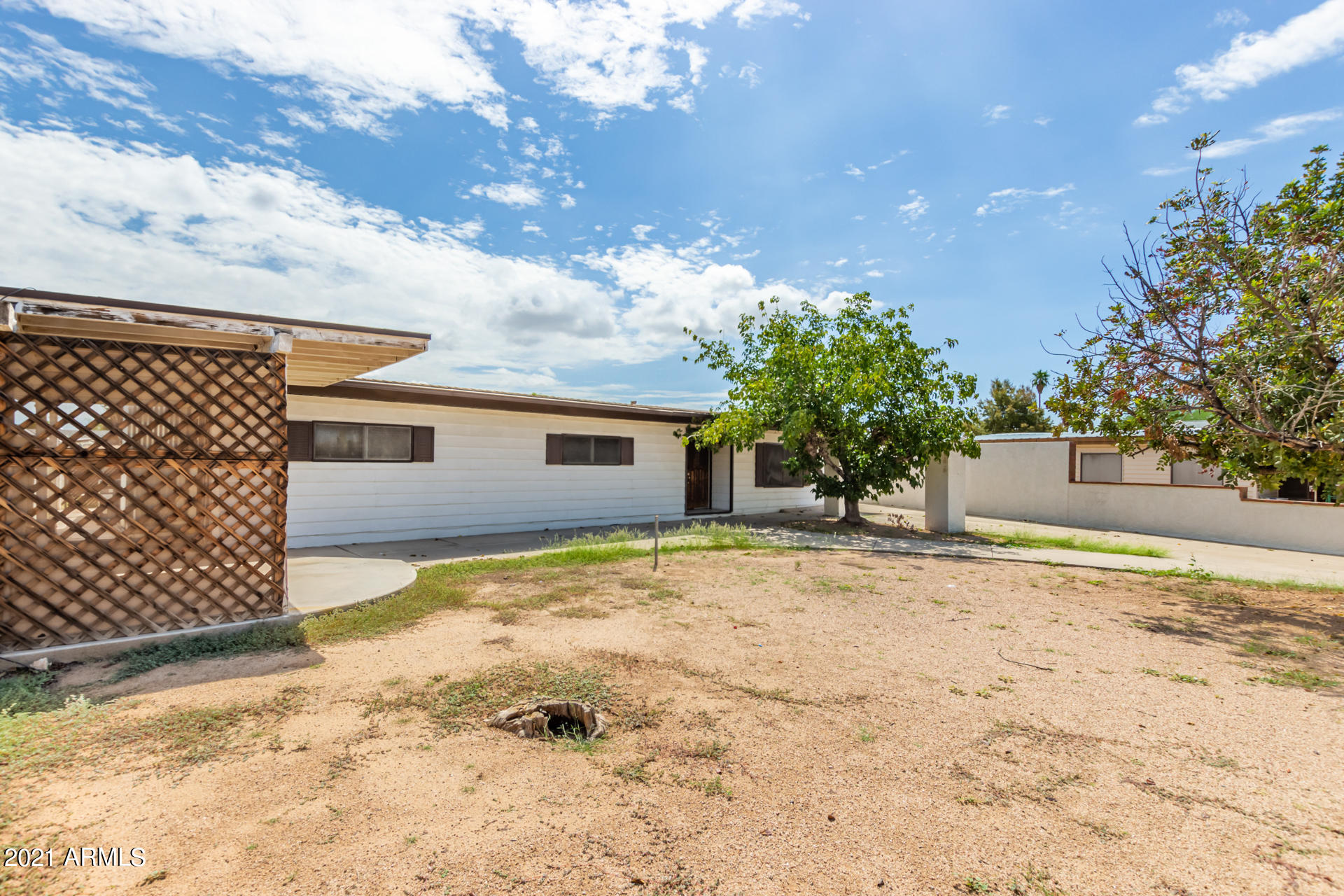 18835 North 25th Way Phoenix, AZ 85050 - Photo 4 of 24 a backyard of a house